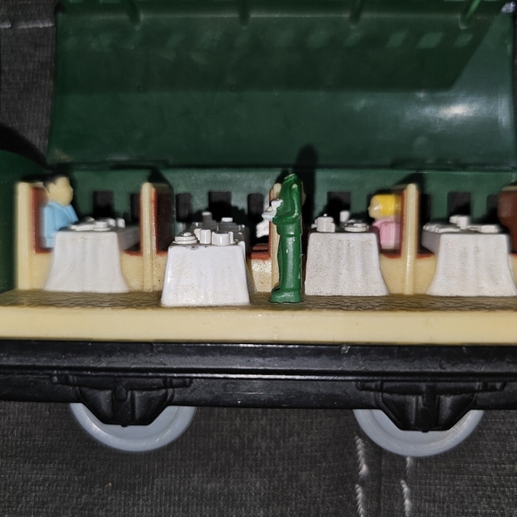 Thomas Trackmaster V2564 SEE INSIDE PASSENGER DINING Coaches 2010 Mattel - Picture 3 of 5